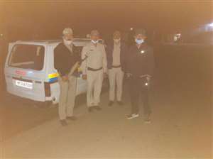 निजी कार में थाने का औचक निरीक्षण करने पहुंचे एसपी बिलासपुर