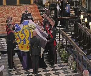 काली ड्रेस पहनकर अंतिम संस्कार में सम्मिलित हुईं एलिजाबेथ द्वितीय।