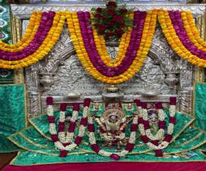 रविवार को लॉकडाउन में प्रयागराज के सभी मंदिर बंद हैं। नवरात्र में भक्&zwj;त घरों में ही पूजन कर रहे हैं।