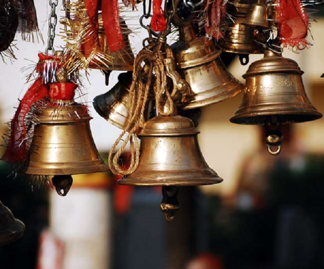 मंदिर परिसर में कई शौचालय बिना किसी योजना और अनुमति के बनाए जा रहे हैं।