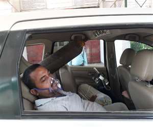 कोविड कंट्रोल रूम के डाक्टरों का नंबर बिजी, कंट्रोल रूम का नंबर का इंतजार।