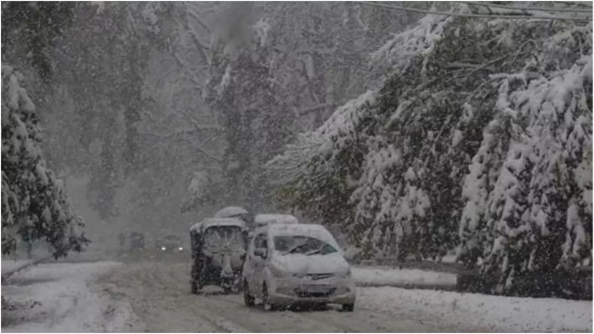 J&K Weather Update: जम्मू-कश्मीर के ऊंचाई वाले इलाकों में हुई ताजा बर्फबारी, मैदानी क्षेत्रों में बरसे बादल