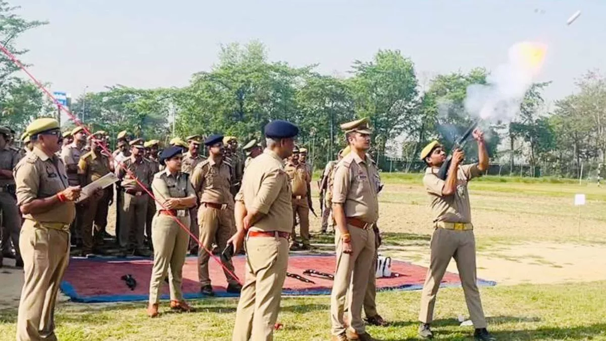 Shravasti News: गोलियों की तड़तड़ाहट से गूंजी पुलिस लाइन, निकाय चुनाव व ईद को लेकर पुलिसकर्मियों की बलवा ड्रिल