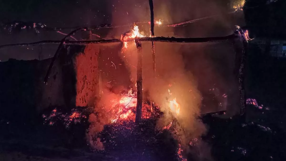 Raebareli: शार्ट-सर्किट के चलते किसान के घर में लगी आग, गृहस्थी संग जल गया  बेटी की शादी का सामान - Fire broke out in farmer house due to short circuit  in Raebareli