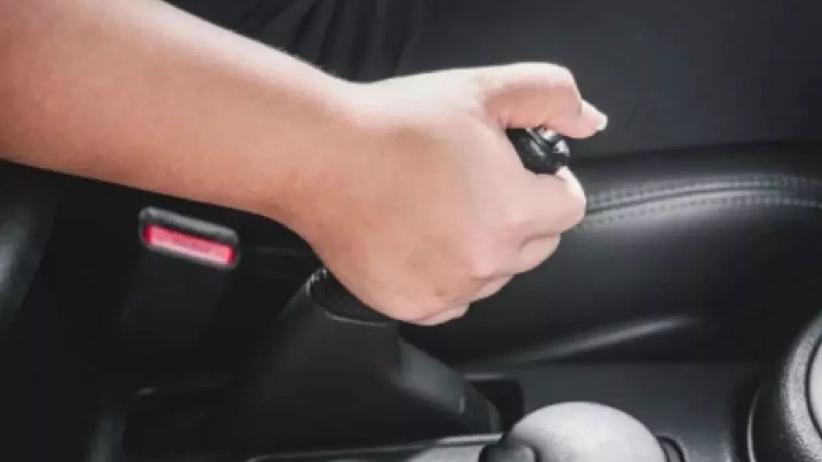 Car Safety Tips: कार में हैंडब्रेक फेल होने से पहले देता है ये संकेत, नजरअंदाज करने पर होगी परेशानी