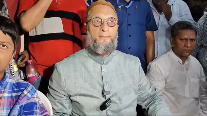 असदुद्दीन ओवैसी ने कहा, "मैने 17 अप्रैल को विभिन्न समाचारपत्रों में भाजपा का विज्ञापन देखा है।"