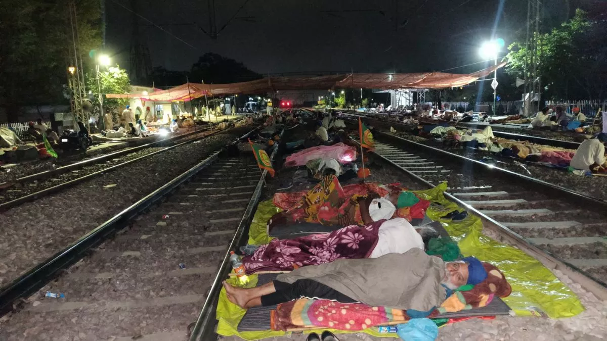 Farmers Protest: किसानों ने शंभू में रेलवे ट्रैक पर लगाया पक्का धरना, ट्रेनों के रूट किए गए डायवर्ट