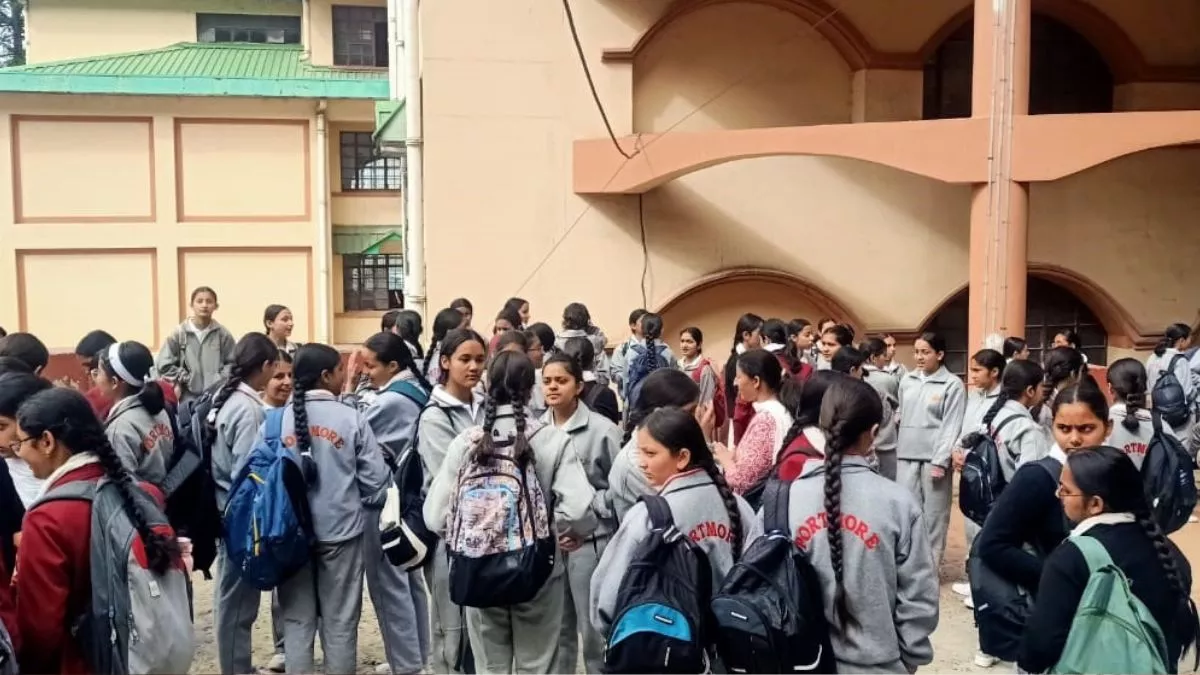 Himachal Schools Reopen: स्‍कूलों में लौटी रौनक, 11वीं व 12वीं की कक्षाएं शुरू; छात्राओं में दिखा भारी उत्‍साह