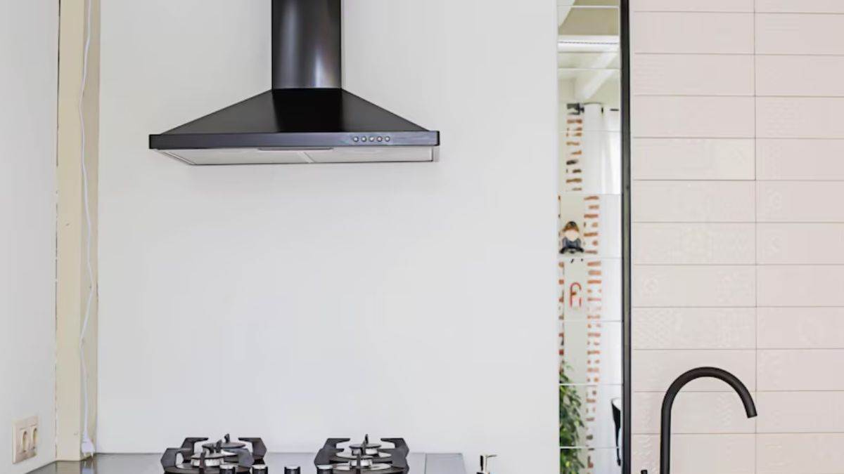 https://www.jagranimages.com/images/newimg/18042024/18_04_2024-kitchen_chimney_with_less_noise_23699717.jpg