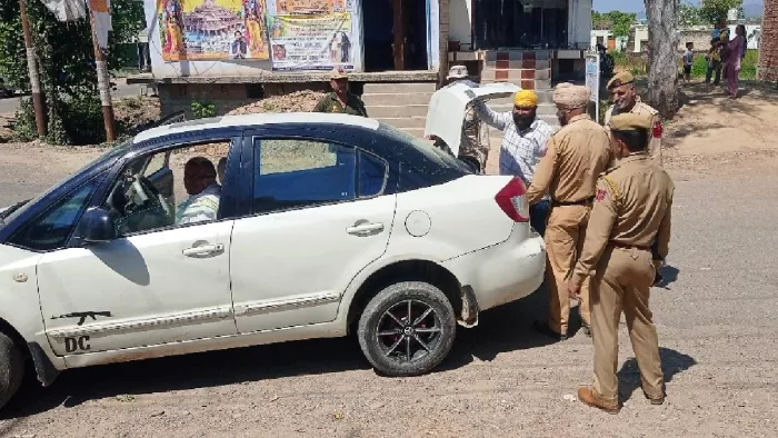 Udhampur Lok Sabha Election 2024: कठुआ मार्ग पर चकडा में वाहनों की जांच कर पुलिस कर्मी।