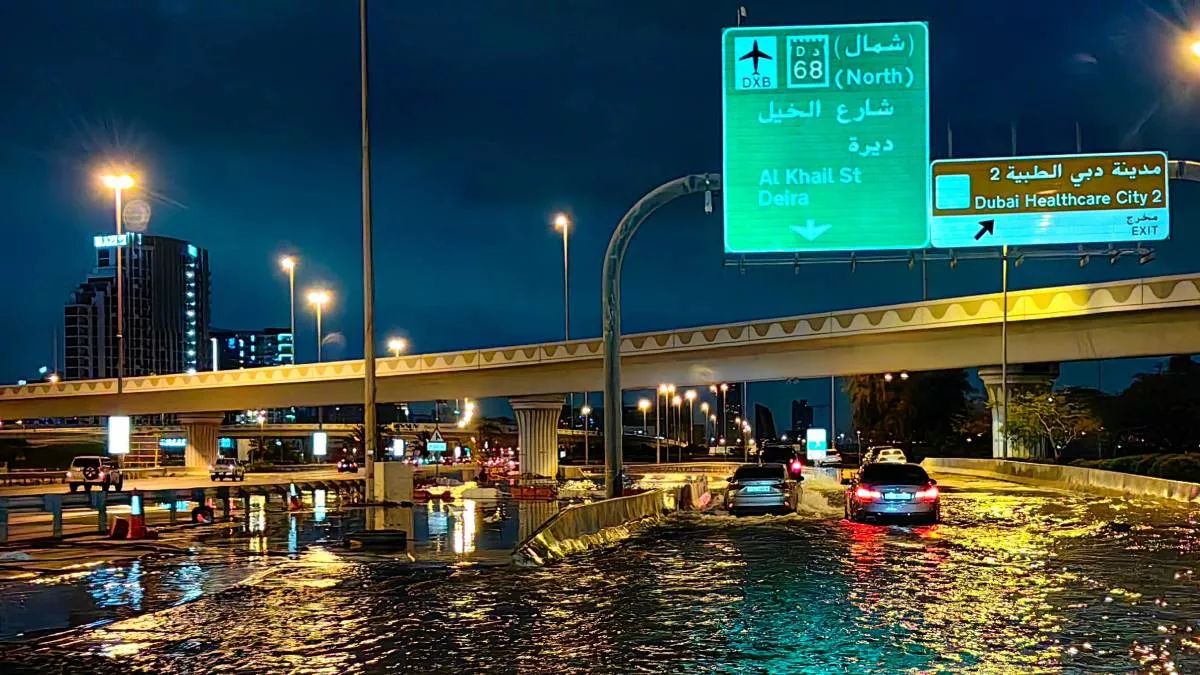 UAE Flood: भारी वर्षा से जूझ रहा यूएई, सड़कें जलमग्न; उड़ानें बार-बार हो रहीं रद्द, भारतीयों के लिए हेल्पलाइन जारी