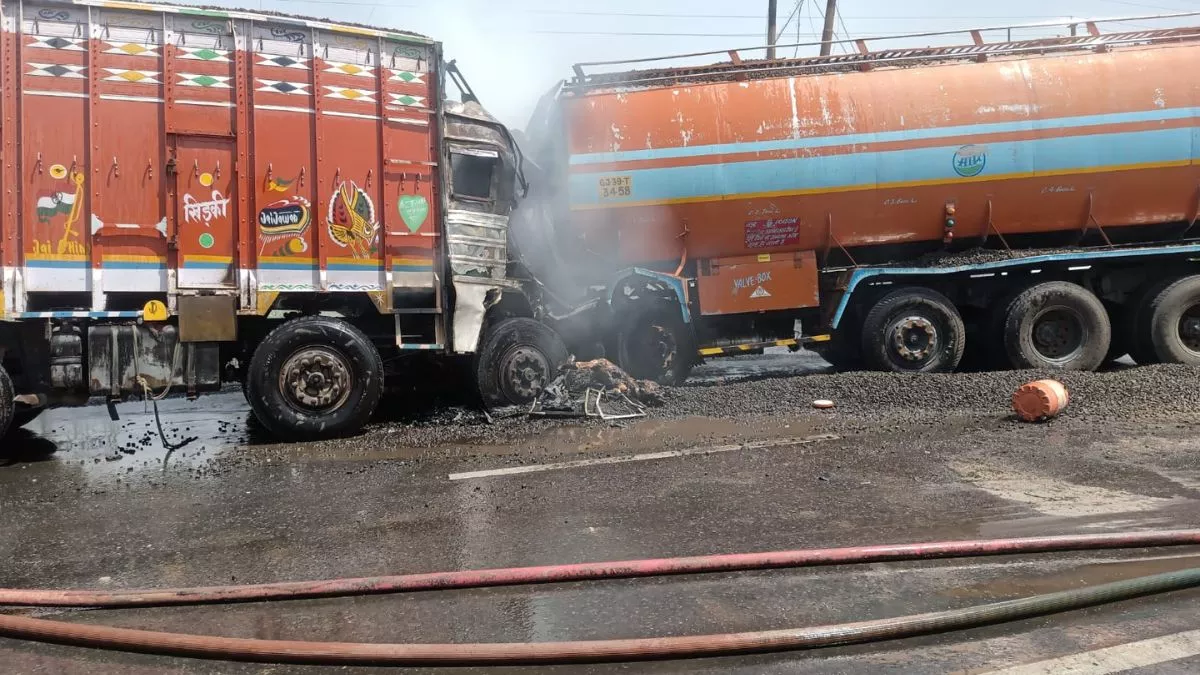 Road Accident : अलीगढ़ में दर्दनाक सड़क हादसा- ट्रक और टैंकर में टक्कर के बाद लगी आग, चालक की जलकर मौत