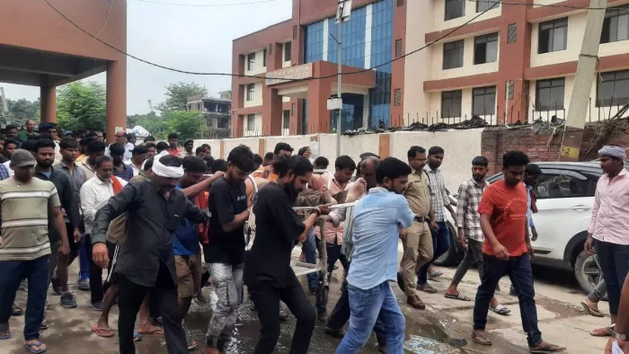 घायल प्रापर्टी डीलर को अस्पताल ले जाते लोग