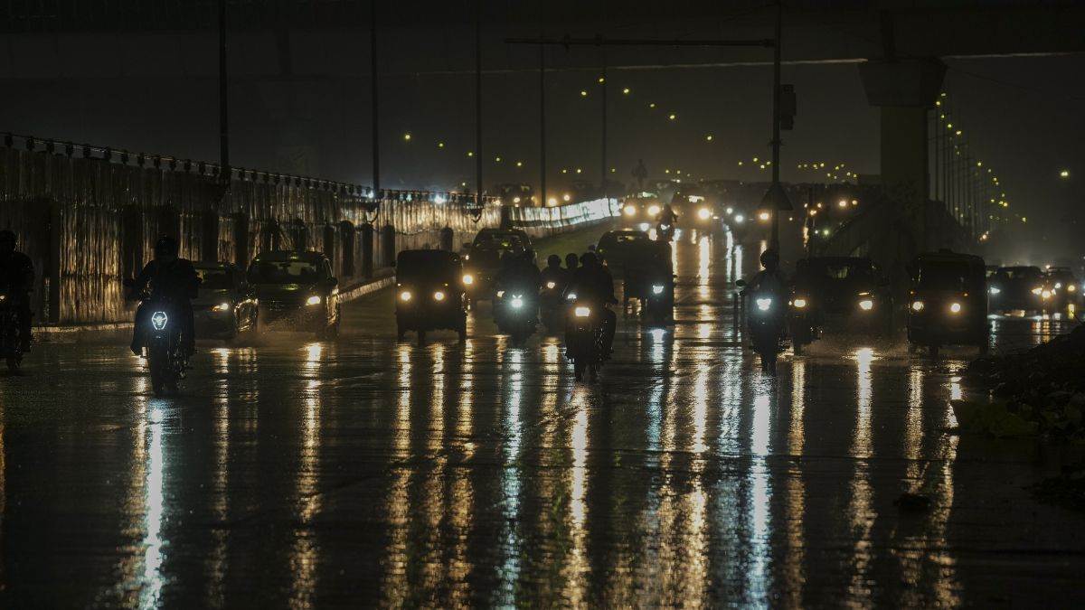 https://www.jagranimages.com/images/newimg/18042025/18_04_2025-delhi_rain_23921424.jpg
