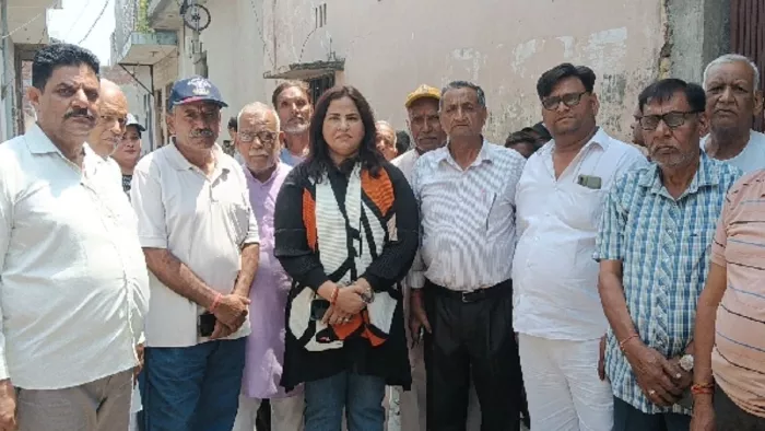 लव जिहाद में 17 वर्षीय किशोरी को फंसाने के मामले में विरोध जताते भाजपाई और हिंदू संगठन के कार्यकर्ता।