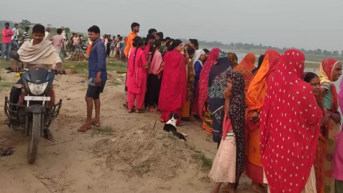 घटनास्थल पर जुटी लोगों की भीड़। (जागरण)