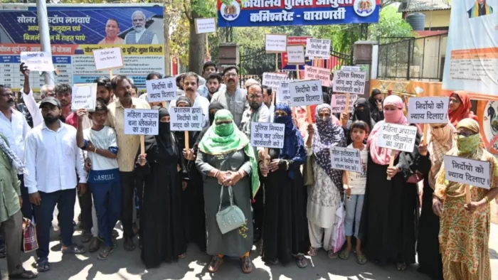 जिला मुख्यालय पर प्रदर्शन करते दुष्कर्म प्रकरण में आरोपितों के परिजन। -जागरण