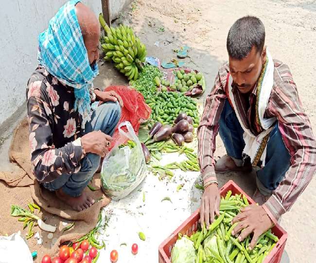 Lockdown effect महानगरों से गांव लौटे युवाओं ने फल और सब्जी बेचने से रोजगार की शुरुआत की The
