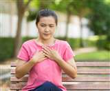 एसिडिटी की प्रॉब्लम से बेहद परेशान महिला