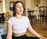 आंख बंद कर ध्यान मुद्रा में महिला