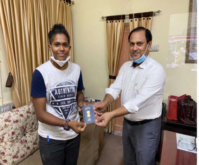 महिला क्रिकेटर इंद्रानी राय को पासपोर्ट प्रदान करते क्षेत्रीय पासपोर्ट अधिकारी बिभूति भूषण कुमार।