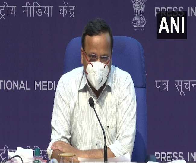 देश में कोरोना के मामलों की जानकारी देते हुए केंद्रीय स्वास्थ्य सचिव लव अग्रवाल
