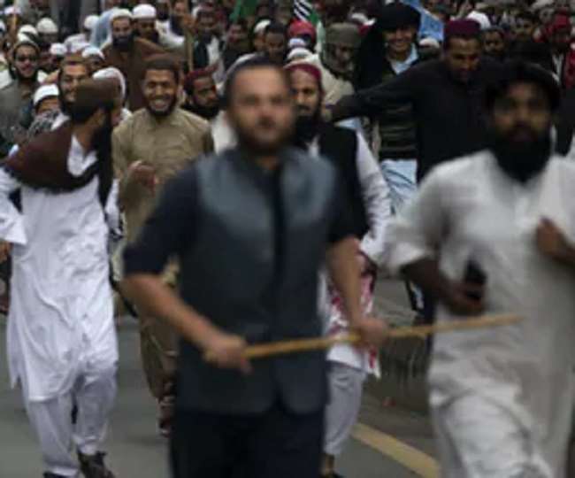 ईश निंदा आरोपी की हत्या के इराजे से थाने में घुसी थी भीड़। (प्रतिकात्मक तस्वीर)