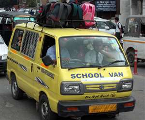 स्कूल-कॉलेज बंद होने से वैन संचालक-चालक भुखमरी की कगार पर। फाइल फोटो