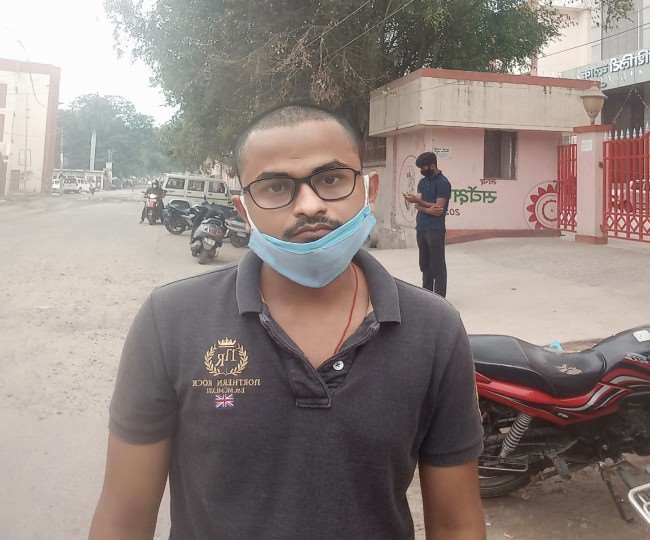 लखनऊ के बलरामपुर कोविड अस्पताल के कर्मचारियों की करतूत, मृत्यु प्रमाणपत्र के लिए बेटे को दौड़ाते रहे।