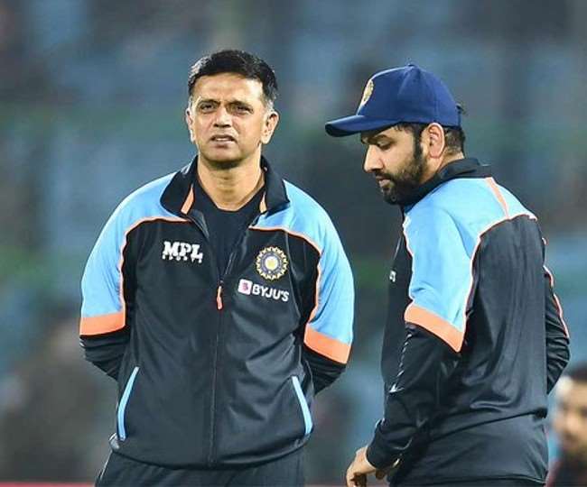 भारतीय टीम के कोच राहुल द्रविड के साथ कप्तान रोहित शर्मा