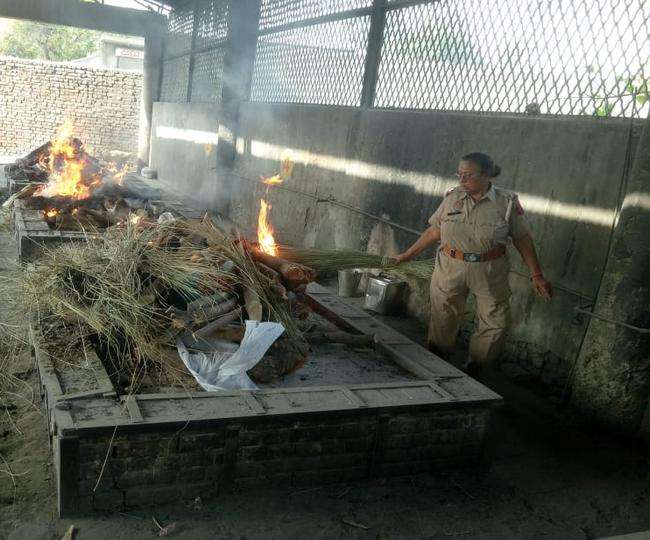 एक लावारिस शव का अंतिम संस्कार करतीं एएसआइ सुनीता। (फाइल फाेटाे)