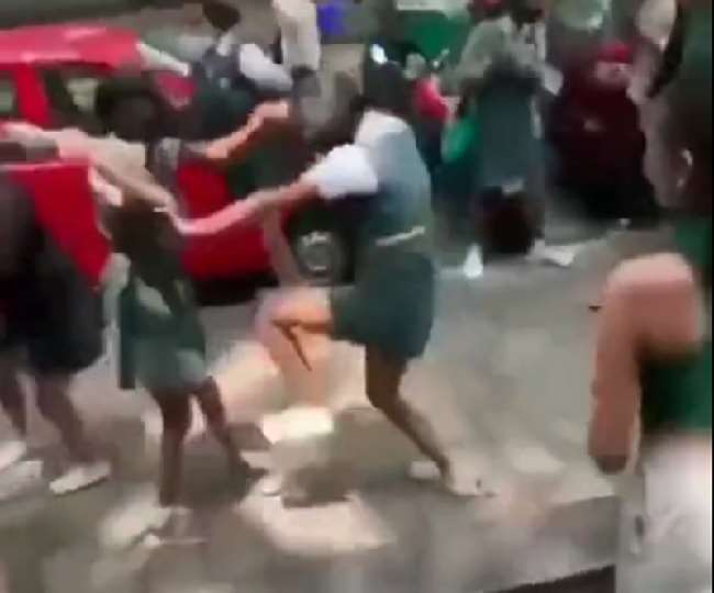 बेंगलुरू के एक प्रतिष्ठित स्कूल की छात्राओं की सड़क पर लड़ाई