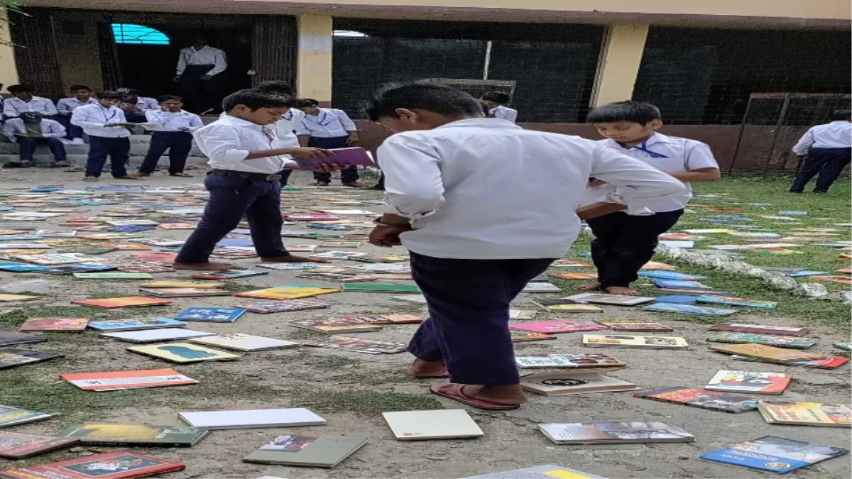 बिहार की शिक्षा व्यवस्था पर लगी दीमक: तस्वीर नवगछिया की, किताबों को धूप में रख मारे जा रहे कीड़े