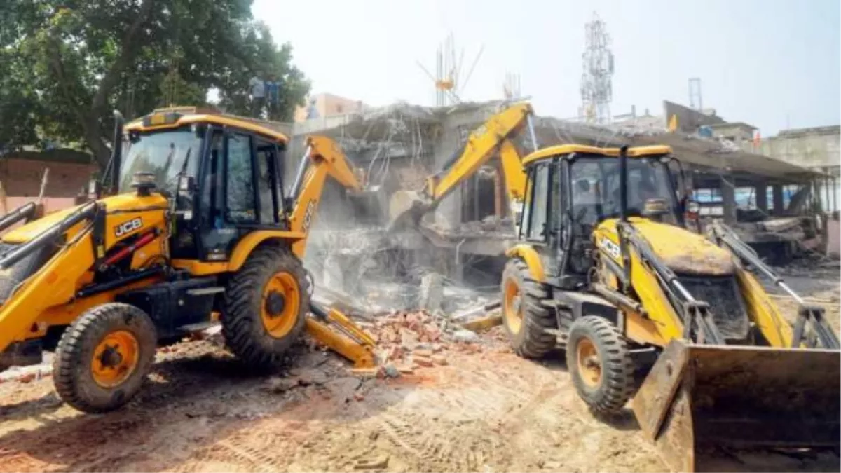 Delhi Demolition Drive: अतिक्रमण अभियान में बाधा बने AAP विधायक कुलदीप, पुलिस ने लिया हिरासत में
