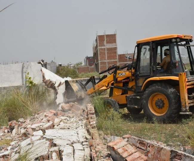 कल्याणपुर क्षेत्र में बिना ले-आउट स्वीकृत कराए किए गए निर्माण को गिराता बुलडाेजर। केडीए