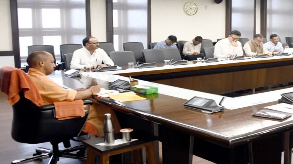 मुख्‍यमंत्री योगी आद‍ित्‍यनाथ ने कोव‍िड संक्रमण पर टीम-9 के अधिकारियों के साथ की बैठक, द‍िए दिशा-निर्देश