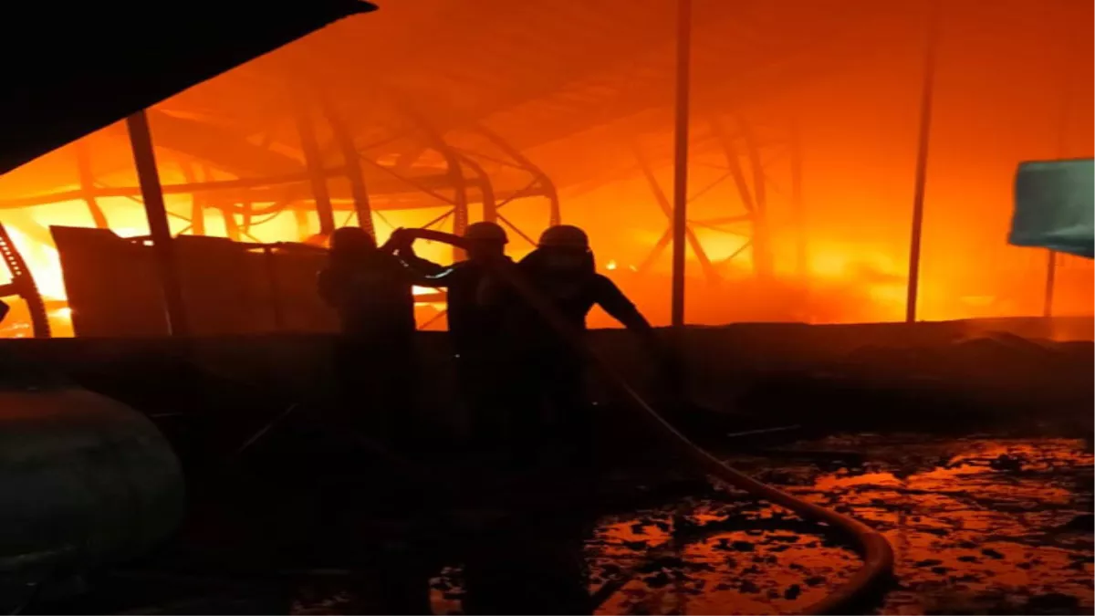 हरिद्वार : पतंजलि फूड पार्क फैक्ट्री में देर रात लगी आग, काफी सामान जलकर राख