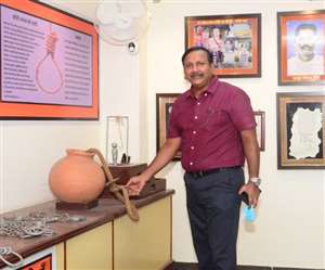 अंतराष्ट्रीय संग्रहालय दिवस: कारागार मुख्यालय स्थित संग्रहालय में घड़े में रखी फांसी की रस्सी दिखाते डीजी जेल आनंद कुमार।