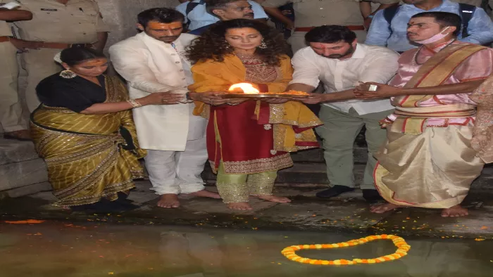 दशाश्वमेध घाट पर गंगा पूजन करती अभिनेत्री दिव्या दत्ता,अभिनेता अर्जुन रामपाल, अभिनेत्री कंगना रनोट व निदेशक रजनीश घई