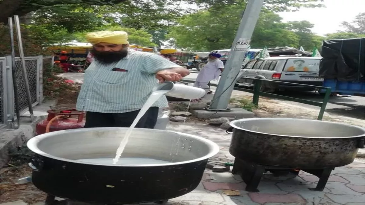 Photos: चंडीगढ़-मोहाली बार्डर पर डटे किसान, सड़क पर बना रात का खाना, सुबह की चाय भी यहीं बनी