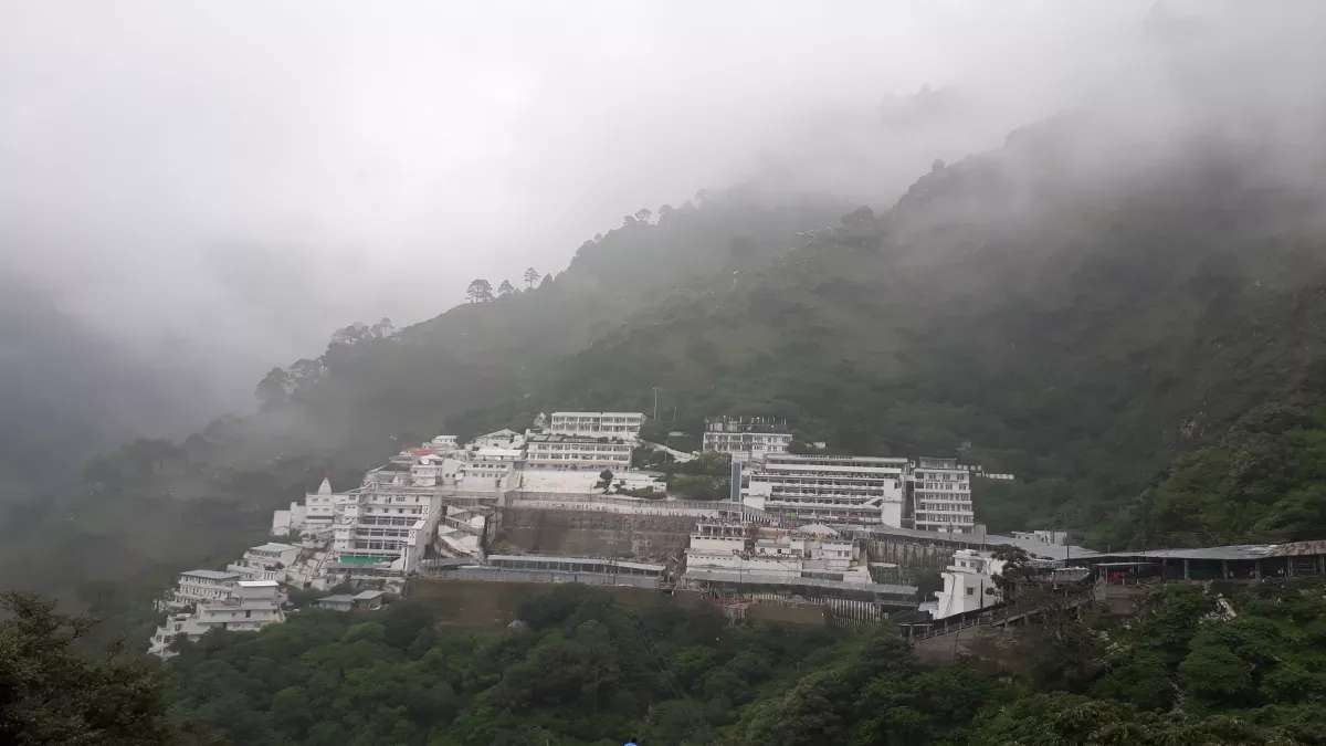 Mata Vaishno Devi : अब गुड्डी धार के जंगलों में भड़की आग, बेटरी कार सेवा बंद, पुराने मार्ग से यात्रा सुचारू रूप से जारी