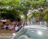 कैथल में बिजली निगम में धरने पर बैठे किसान।