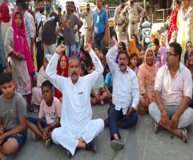 https://www.jagranimages.com/images/newimg/18052022/18_05_2022-protest_bahu_fort_jammu_22724092.jpg