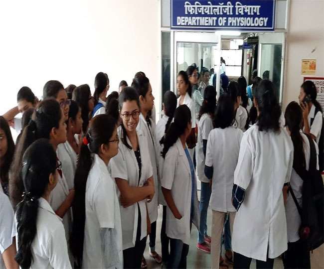 RIMS Ranchi रिम्स के सीनियर व जूनियर डाक्टरों को नहीं मिल रहा वेतन