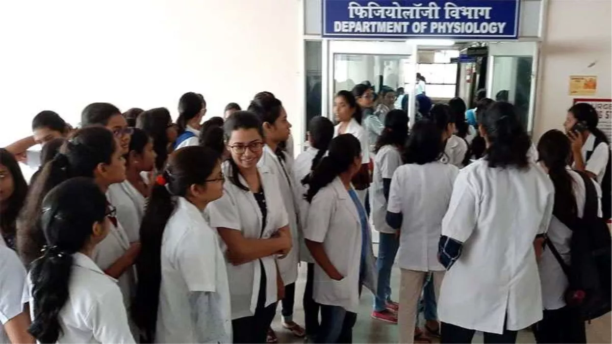 RIMS Ranchi रिम्स के सीनियर व जूनियर डाक्टरों को नहीं मिल रहा वेतन