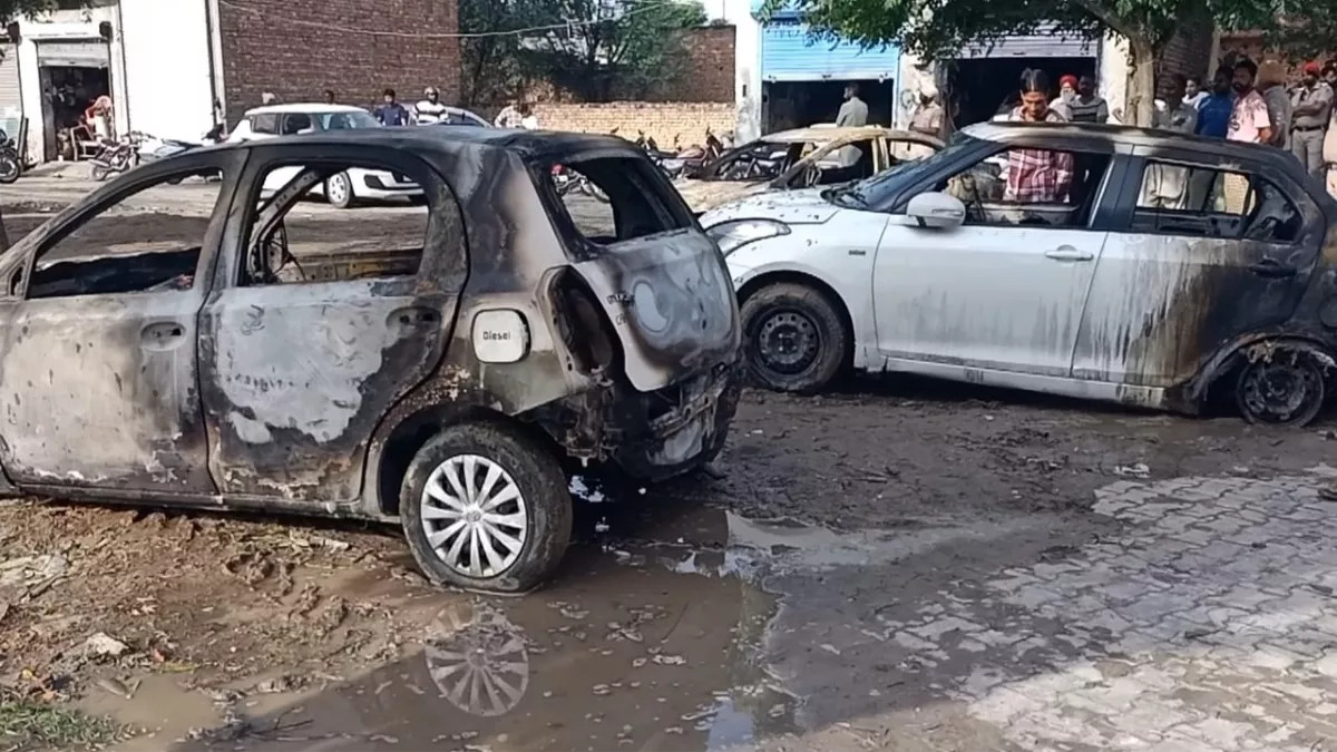 Car Fire: श्री मुक्तसर साहिब में रिपेयरिंग के लिए खड़ी 10 कारों में लगी आग, 8 गाड़ियां जलकर राख हुईं