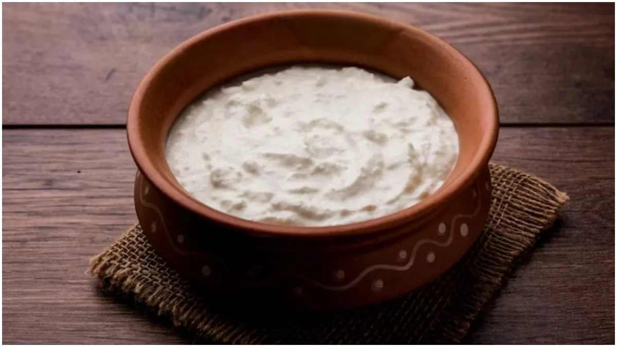 Curd Benefits: इस खास बर्तन में जमाएंगे दही तो सेहत को मिलेंगे ढेर सारे फायदे - Curd Benefits Know 5 Reasons Why Preparing Dahi In Matki Or Earthen Pots Is Beneficial