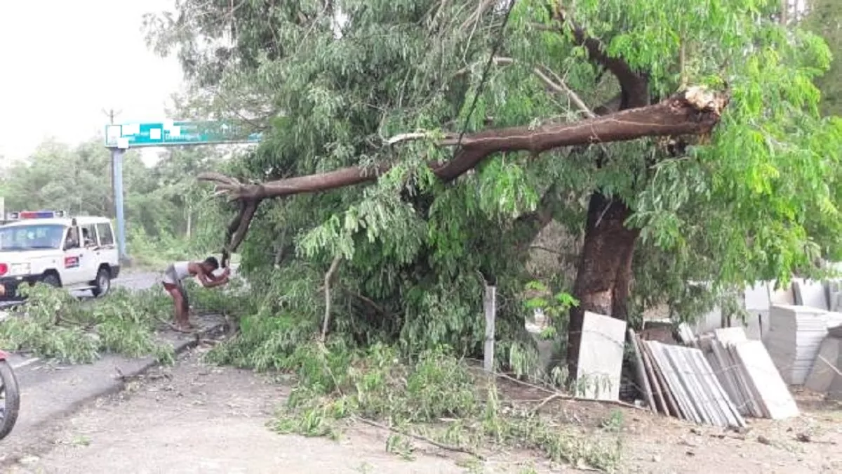 Saharanpur: देर रात आए आंधी तूफान ने बढ़ाई लोगों की परेशानी, छत पर सो रहे शख्स पर गिरी सीमेंट की चादर; मौत