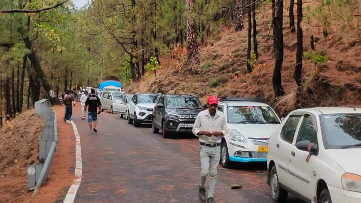Uttarakhand: तेज हवा से नजीबाबाद बुवाखाल एनएच पर देवीखाल में पेड़ गिरा पेड़, नहीं पहुंची NH टीम, आवाजाही रुकी