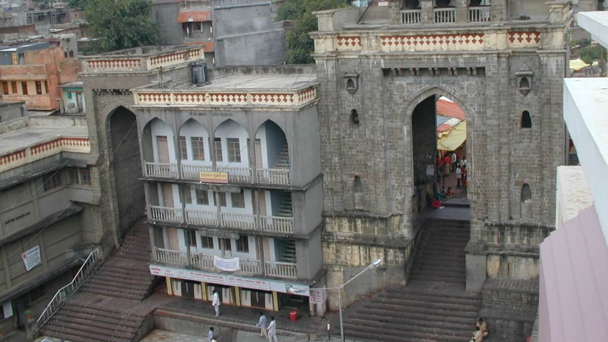 https://www.jagranimages.com/images/newimg/18052023/18_05_2023-tulja_bhavani_temple_23416045.jpg